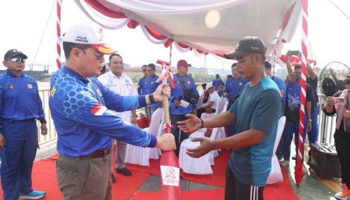Meriah! Polda Kepri Gelar Lomba Dayung Sampan dan Ketinting di Hari Bhayangkara ke-79