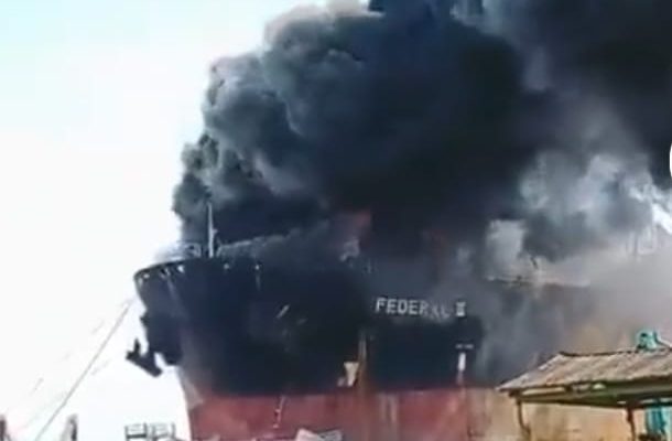 Kapal tanker terbakar di Pt.ASL tanjung uncang Batam makan korban 4 orang meninggal dunia dan 4 orang luka berat dan 1 orang luka ringan.