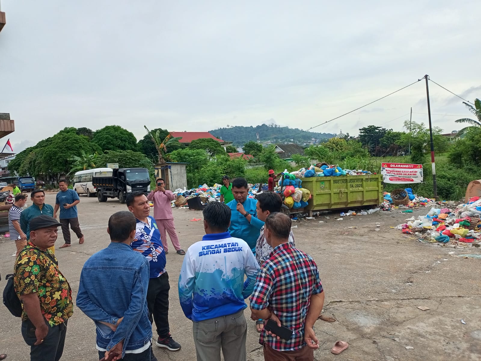 Anggota DPRD Batam Jimmi Siburian turun langsung melaksanakan gotong royong bersih-bersih di TPS Pajang, Sungai Beduk, bersama warga dan relawan.