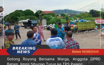 Gotong Royong Bersama Warga, Anggota DPRD Batam Jimmi Siburian Turun ke TPS Pajang