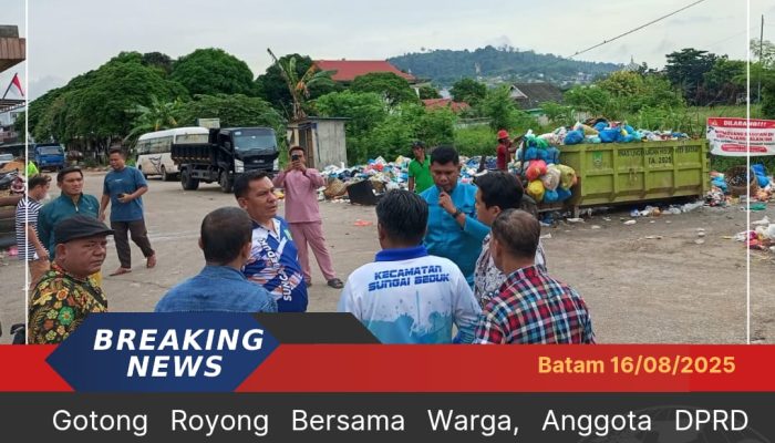 Gotong Royong Bersama Warga, Anggota DPRD Batam Jimmi Siburian Turun ke TPS Pajang