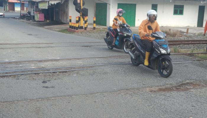 Jalur Perlintasan KA di Jalan Darat Kota Tebing Tinggi Ancam Keselamatan Pengendara