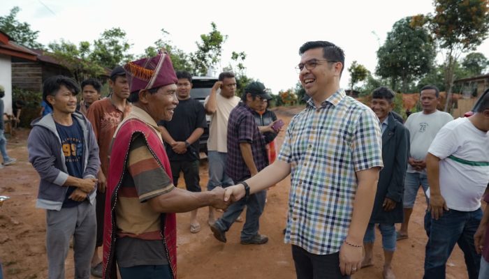 *Blusukan ke Sihaporas, Bane Bagikan Sembako untuk Warga  Bane Desak Pemerintah Selesaikan Konflik Lahan TPL