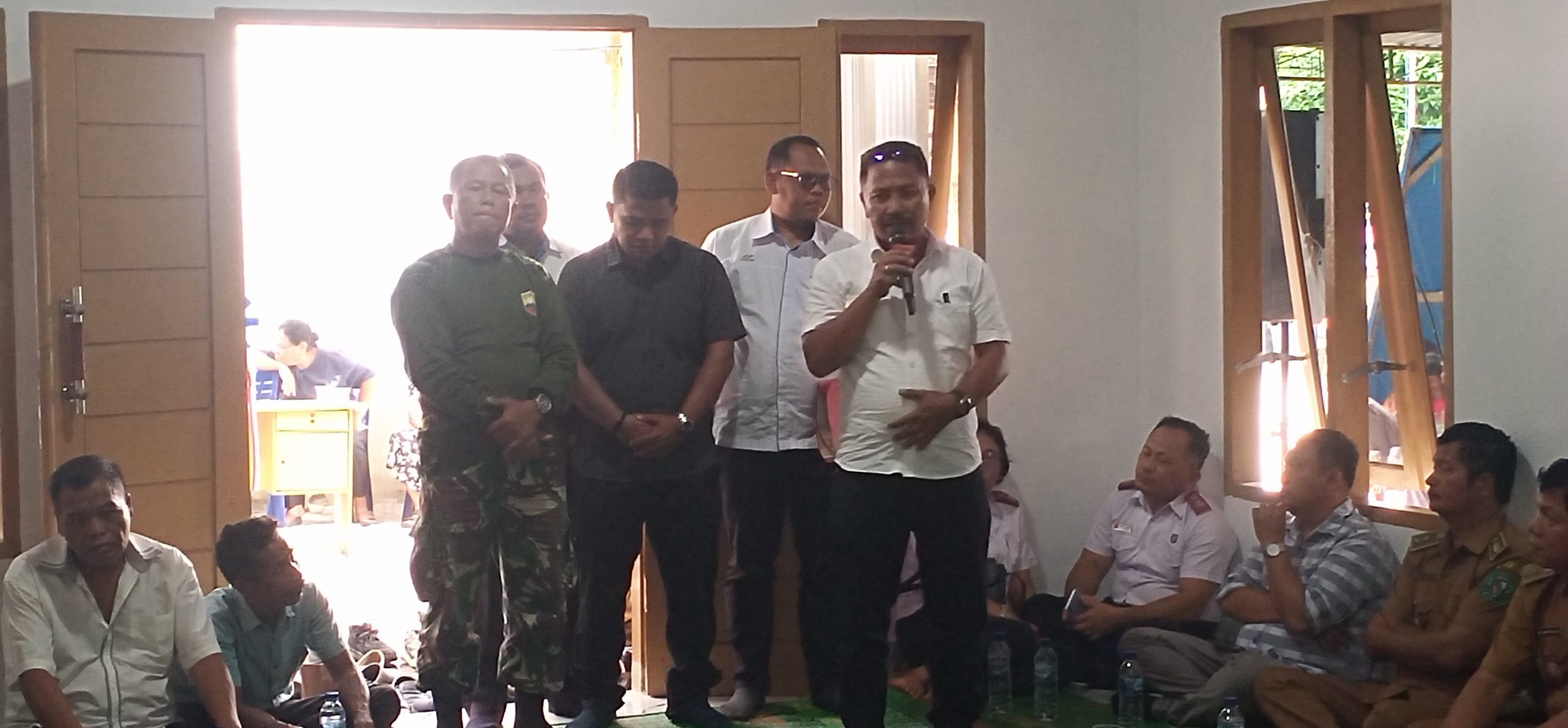MINTA: Anggota DPRD Simalungun, Aprimo Sibarani meminta pihak PTPN IV Marihat membantu pembangunan infrakstur Desa Lumban Gorat, Kecamatan Dolokpanribuan, Kabupaten Simalungun, Senin (1/9).(Foto:NN)