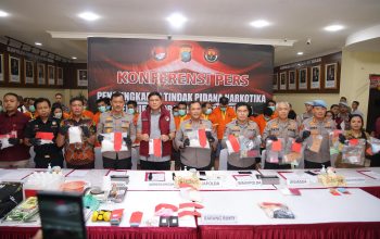 KAPOLDA KEPRI PIMPIN KONFERENSI PERS UNGKAP KASUS NARKOTIKA PERIODE AGUSTUS – SEPTEMBER 2025