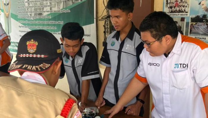 Siswa SMK Swasta Al Washliyah 2 Perdagangan Terapkan Pembelajaran Tutor Sebaya Perkenalkan Robotik Leanbot dan Makeblock Mbot
