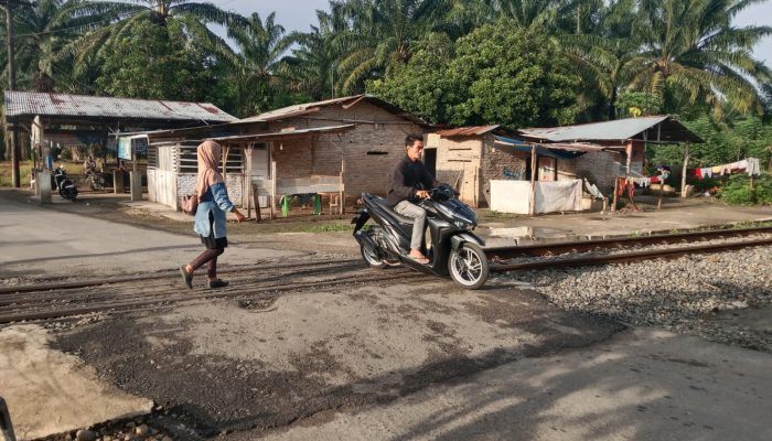 Pengendara Diharapkan Hati-hati Melintasi Rel KA di Jalan Menuju Paya Pinang