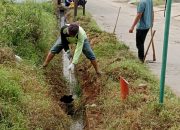 Kepling IV ajak Warga Perumahan Griya Aira Land Tebingtinggi Gotongroyong Bersihkanย  Parit Pemumikan