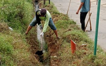 Kepling IV ajak Warga Perumahan Griya Aira Land Tebingtinggi Gotongroyong Bersihkanย  Parit Pemumikan