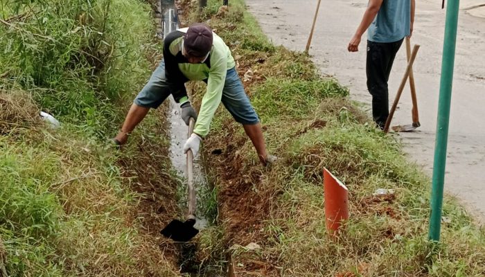Kepling IV ajak Warga Perumahan Griya Aira Land Tebingtinggi Gotongroyong Bersihkan  Parit Pemumikan