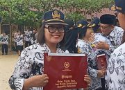 Wasriati Sari Dewi SPd Guru SMKN 2 Dapat Penghargaan Satyalencana Karya Sastara dari Presiden