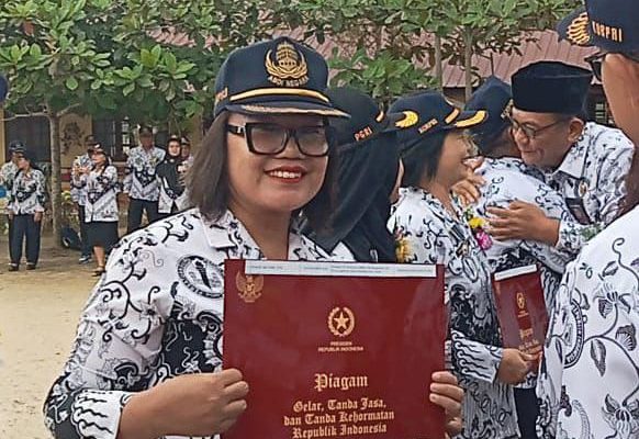 Wasriati Sari Dewi SPd Guru SMKN 2 Dapat Penghargaan Satyalencana Karya Sastara dari Presiden