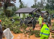 Personil Brimob Polda Sumut Evakuasi Longsor di Jalan Lintas Tarutung-Sibolga
