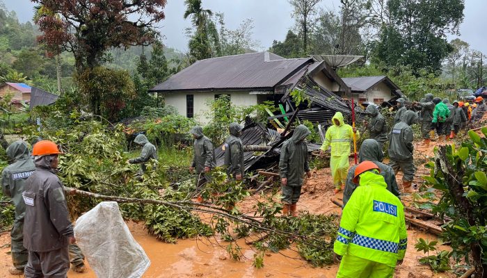 Personil Brimob Polda Sumut Evakuasi Longsor di Jalan Lintas Tarutung-Sibolga