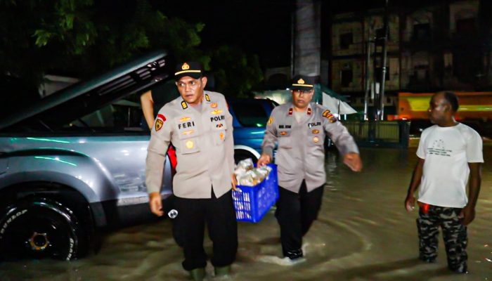 Polres Tebing Tinggi Salurkan Bantuan Makanan Untuk Warga Terdampak Banjir