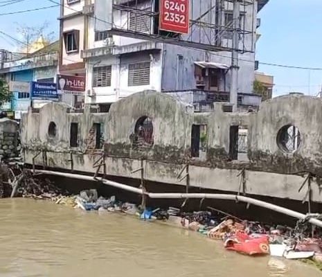 Usai Banjir, Sampah Menumpuk Dibawah Jembatan Sungai Jalan Suprapto Tebing Tinggi