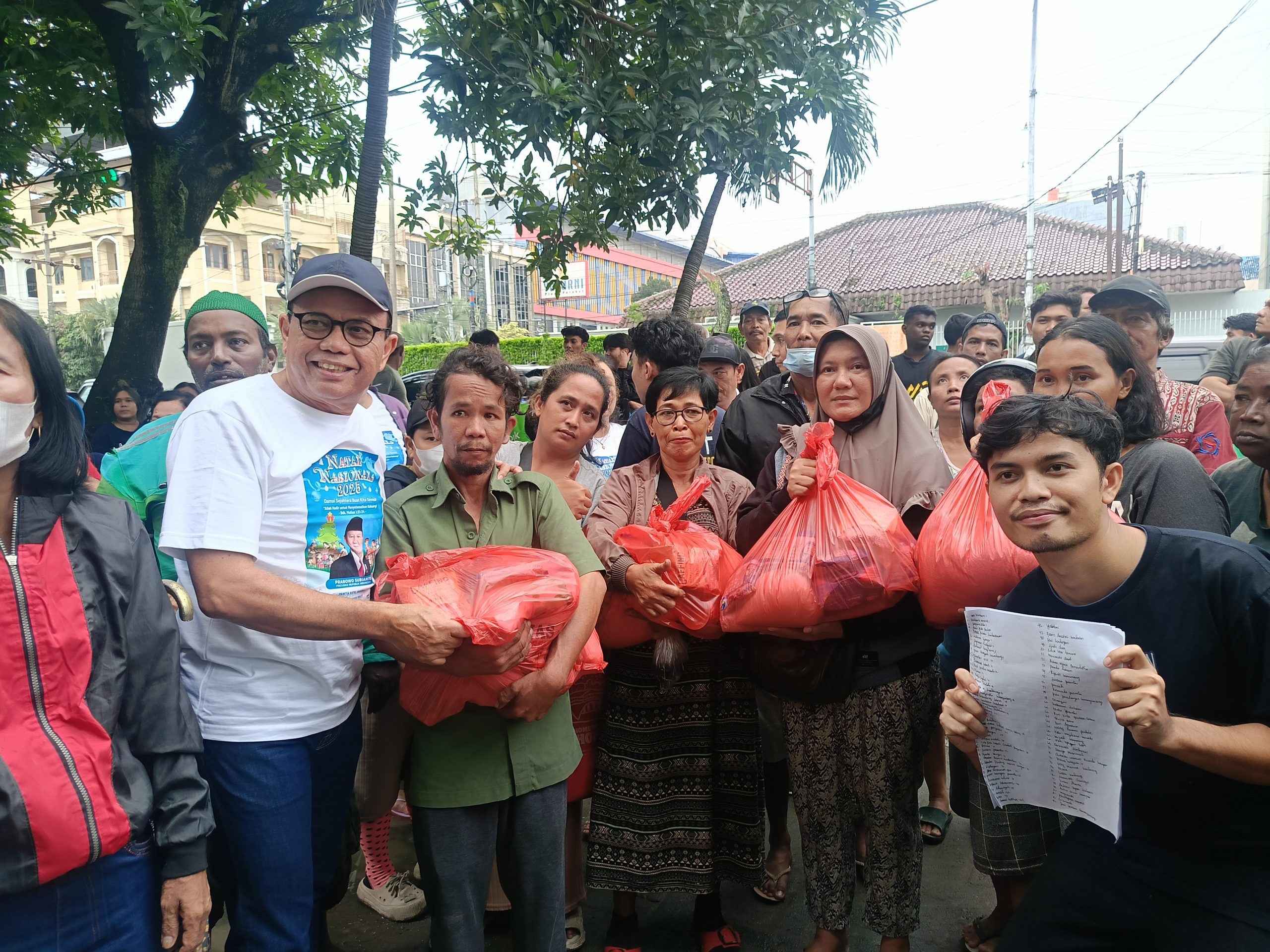 TIM PANITIA NATAL NASIONAL MEMBAGIKAN BANTUAN KEPADA KORBAN BANJIR SI PKM GMKI CABANG MEDAN