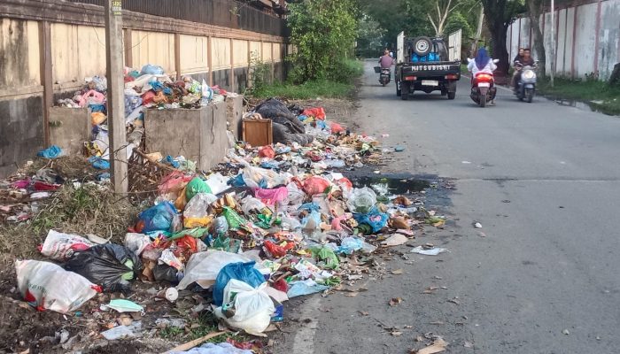Sampah Berserakan di Tepi Jalan RS Umum Kota Tebing Tinggi