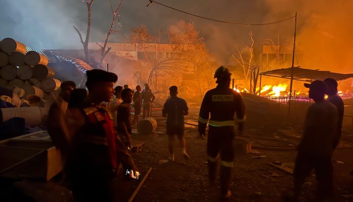 RESPONS CEPAT DITSAMAPTA POLDA KEPRI TANGANI KEBAKARAN ANGKRINGAN MEGA LEGENDA