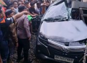 Kereta Api Tabrak Minibus, 8 Orang Meninggal Dunia, Polres Tebingtinggi Evakuasi Korban dan Olah TKP