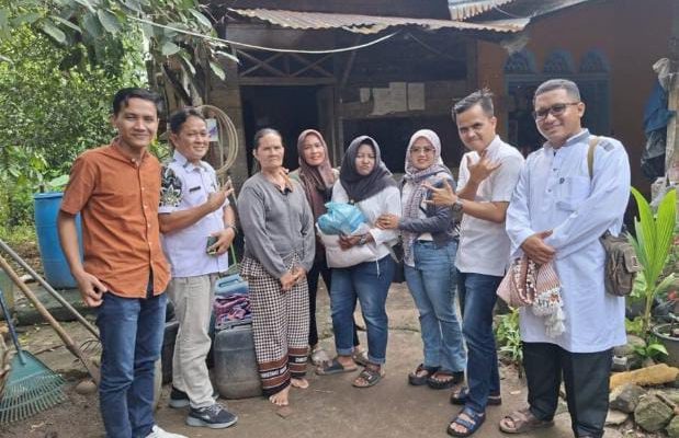 Jumat Berkah, Relawan Milenial Dr H Novri Ompusunggu Berbagi Kasih kepada Warga Bosar Galugur