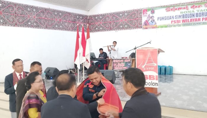 HUT PSBI Ke 53 di Parapat, Camat Viktor Sijabat Disematkan Ulos