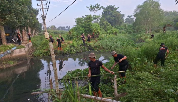 Dukung Program Presiden RI Gerakan Indonesia ASRI, Personil Brimob Kompi 3 Yon B Bersihkan Kawasan Aliran Sungai di Seputaran Sei Raja Tanjung Balai