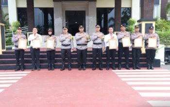 KAPOLDA KEPRI BERI PENGHARGAAN DAN APRESIASI KEPADA PERSONEL BERPRESTASI PADA UPACARA HARI KESADARAN NASIONAL