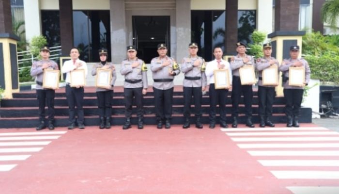 KAPOLDA KEPRI BERI PENGHARGAAN DAN APRESIASI KEPADA PERSONEL BERPRESTASI PADA UPACARA HARI KESADARAN NASIONAL