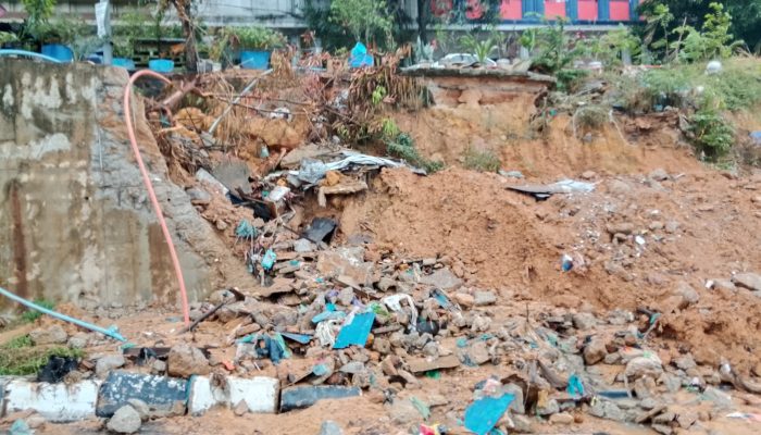 Longsor Kembali Terjang Bengkong Harapan Saat Imlek 2026, Separuh Badan Jalan Tertutup Material