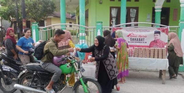 RAS H Novri Ompusunggu Berbagi Takjil Gratis dan Buka Puasa Bersama dengan Jamaah Masjid Amaliyah