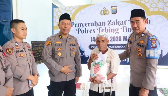 Polres Tebing Tinggi Salurkan Zakat Fitrah kepada Masyarakat
