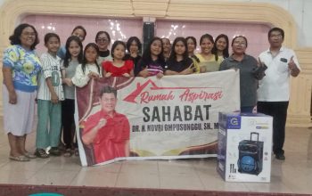 H Novri Ompusunggu Serahkan Bantuan Speaker Bluetooth kepada Pengurus Anak Sekolah Minggu GKPS Bane 