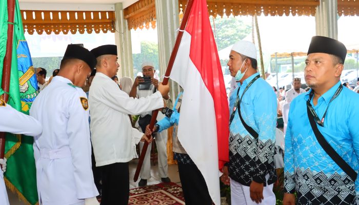 PEMKO TEBING TINGGI LEPAS KEBERANGKATAN 82 JEMAAH HAJI MENUJU TANAH SUCI