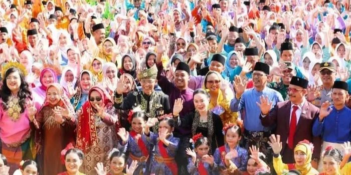 Amsakar-Li Claudia Menari Zapin Ngenang Bersama 5.120 Pelajar Memeriahkan Hardiknas 2026