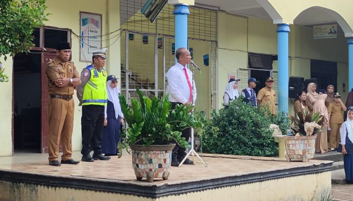Pimpin Upacara di SMP Negeri 4 Tebingtinggi, Kasat Narkoba Ajak Siswa Tingkatkan Disiplin dan Hindari Pelanggaran