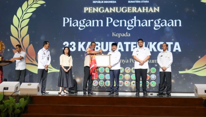 WUJUDKAN KEMUDAHAN AKSES PELAYANAN HUKUM BAGI MASYARAKAT, WALI KOTA TEBING TINGGI TERIMA PENGHARGAAN DARI KEMENTERIAN HUKUM RI