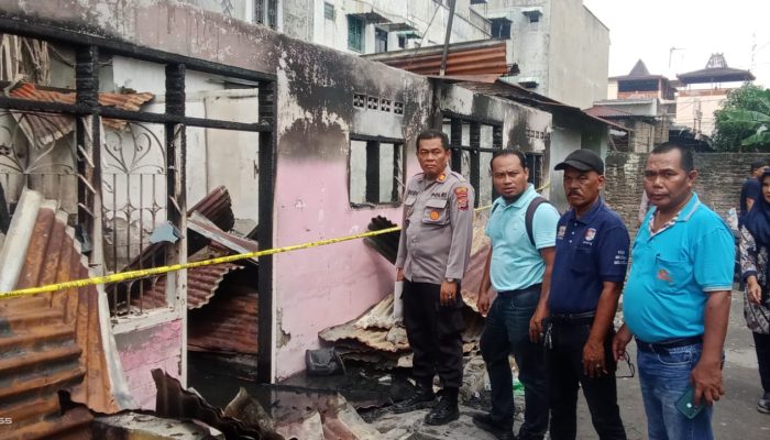 Tim Labfor Polda Sumut Lakukan Pemeriksaan Ulang TKP Kebakaran Tiga Rumah Sewa di Tebingtinggi