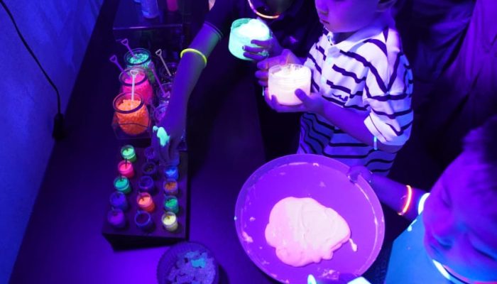 Kreativitas Tanpa Batas dalam Gelap: Anak-Anak Batam Meriahkan Acara ‘Neon Slime Adventure’ Wyndham Panbil & Panbil Residence