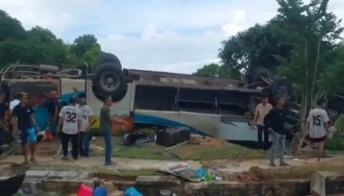 Bus rombongan jemaat HKBP Tembesi Indah Batam terbalik di Pantai Melur Rempang