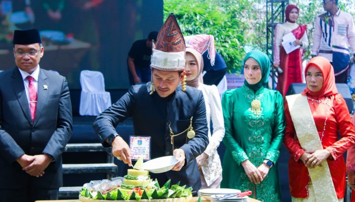 PERINGATAN HARI JADI KE-109 KOTA TEBING TINGGI: WALI KOTA PAPARKAN CAPAIAN STRATEGIS DALAM PARIPURNA DPRD HINGGA PENYERAHAN BANTUAN PERTANIAN DI HALAMAN BALAI KOTA