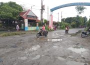 Jalan Besar Selambo Desa Amplas Percut Sei Tuan Deli Serdang Berlubang dan Ancam Keselamatan Pengendara