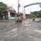 Jalan Besar Selambo Desa Amplas Percut Sei Tuan Deli Serdang Berlubang dan Ancam Keselamatan Pengendara