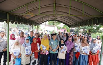 PASTIKAN TEPAT SASARAN, WALI KOTA TEBING TINGGI TINJAU PENYALURAN BANTUAN BERAS TAHAP PERTAMA 