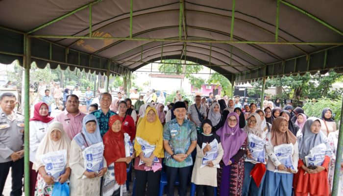 PASTIKAN TEPAT SASARAN, WALI KOTA TEBING TINGGI TINJAU PENYALURAN BANTUAN BERAS TAHAP PERTAMA 