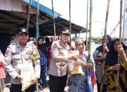 SEMARAKKAN HUT KE-81 KEMERDEKAAN RI, BIDHUMAS POLDA KEPRI BERSAMA INSAN PERS BAGIKAN RATUSAN BENDERA MERAH PUTIH DAN BANTUAN SOSIAL