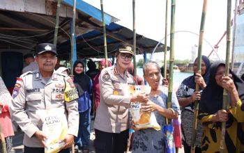SEMARAKKAN HUT KE-81 KEMERDEKAAN RI, BIDHUMAS POLDA KEPRI BERSAMA INSAN PERS BAGIKAN RATUSAN BENDERA MERAH PUTIH DAN BANTUAN SOSIAL