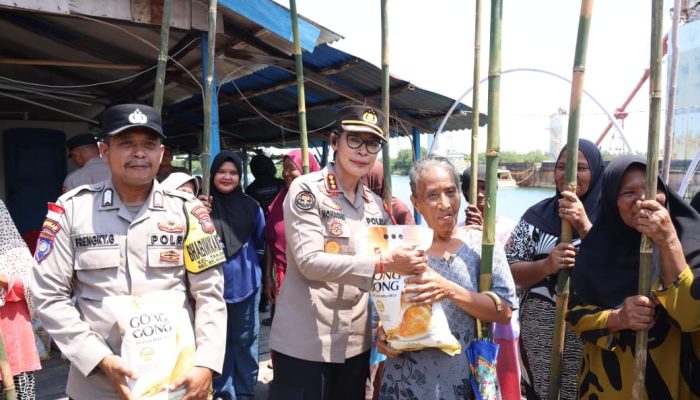 SEMARAKKAN HUT KE-81 KEMERDEKAAN RI, BIDHUMAS POLDA KEPRI BERSAMA INSAN PERS BAGIKAN RATUSAN BENDERA MERAH PUTIH DAN BANTUAN SOSIAL