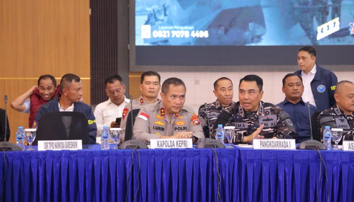 KAPOLDA KEPRI IKUTI KONFERENSI PERS PENGUNGKAPAN PENYELUNDUPAN 1,3 TON KETAMINE DI PERAIRAN BATAM