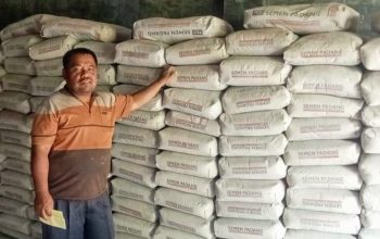 Tokoh Masyarakat dan Pengusaha dari Jakarta, H Novri Ompusunggu Bantu 200 Sak Semen untuk Pembangunan Gereja GKI Imanuel di Simalungun
